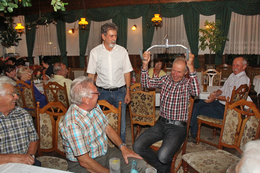Werner Pagacz erhält zu seinem 70. Geburtstag einen symbolischen Rennradlenker