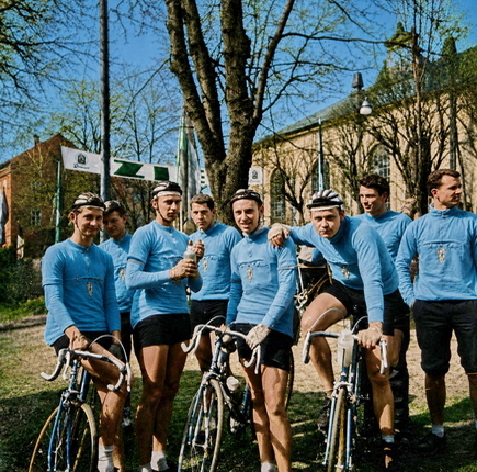 Jugendfahrer vor dem Start eines Straßenrennens