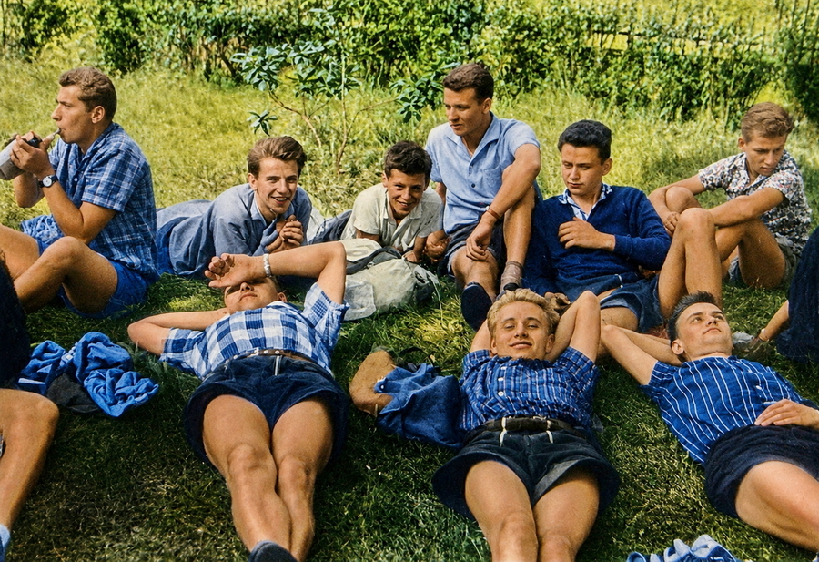 Mitglieder des Radsportvereins bei einer Pause im Grünen
